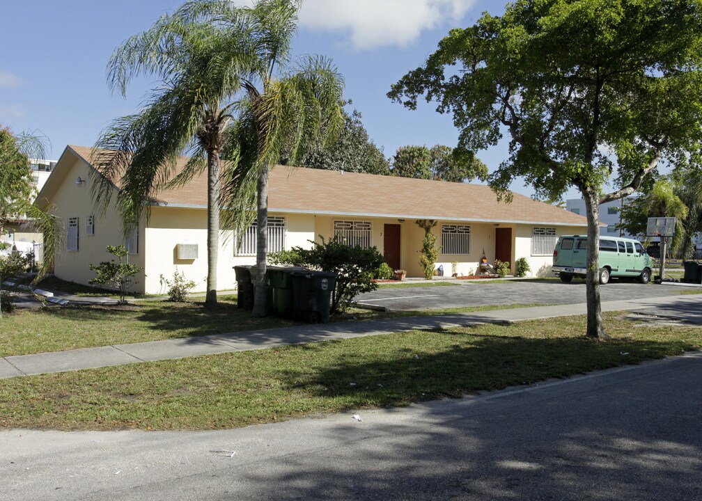 12625 NE 10th Ave in Miami, FL - Building Photo