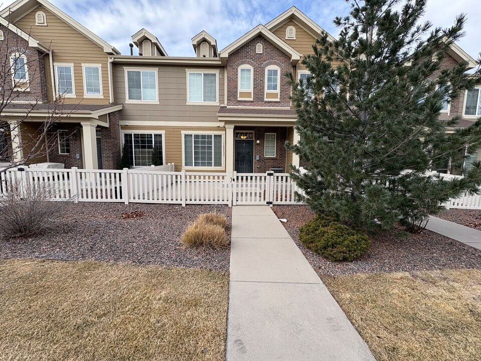 16062 W 63rd Ln in Arvada, CO - Foto de edificio