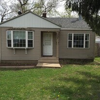 327 Pennsylvania Ave in Loves Park, IL - Building Photo