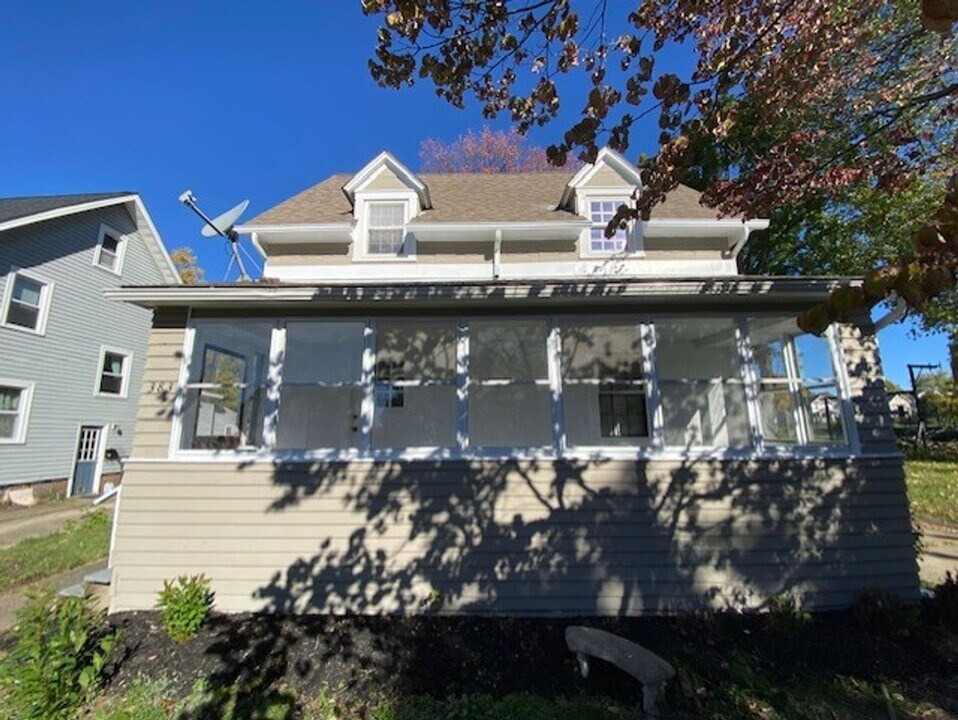 383 E Ido Ave in Akron, OH - Building Photo