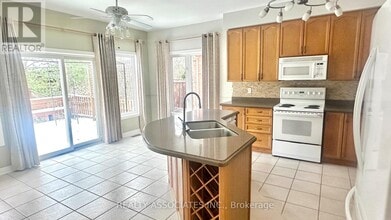 1076 Broughton Ln in Newmarket, ON - Building Photo - Building Photo