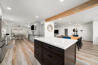 327 Stonehenge Ln in Houston, TX - Building Photo - Building Photo