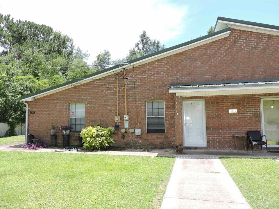 1327 Jasma Ln in Pensacola, FL - Building Photo