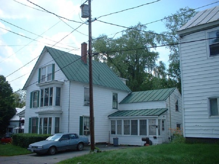 14 Dinsmore St, Unit 2 in Skowhegan, ME - Foto de edificio