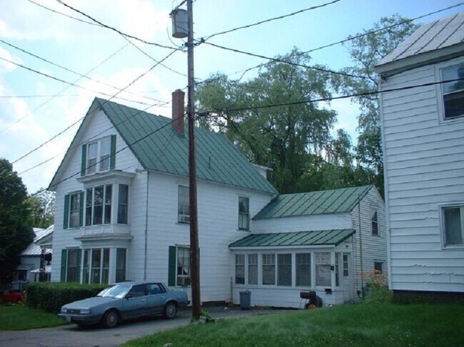 14 Dinsmore St, Unit 4 in Skowhegan, ME - Foto de edificio - Building Photo