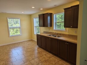 8073 River Rd SE in Southport, NC - Foto de edificio - Building Photo