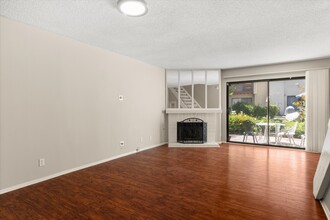 5720 Owensmouth Ave, Unit 148 in Woodland Hills, CA - Building Photo - Building Photo