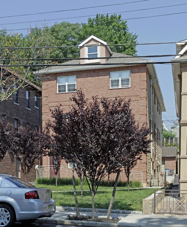 389 Victory Blvd in Staten Island, NY - Foto de edificio - Building Photo