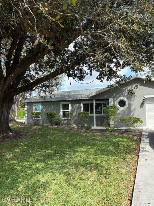 2000 50th Terrace SW in Naples, FL - Building Photo