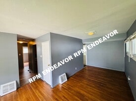 200 Ben Nevis Rd in St. Louis, MO - Building Photo