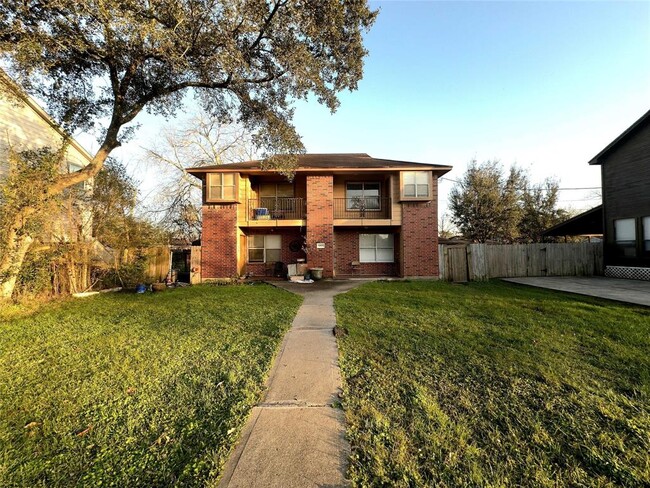 1401 3rd St in League City, TX - Foto de edificio - Building Photo