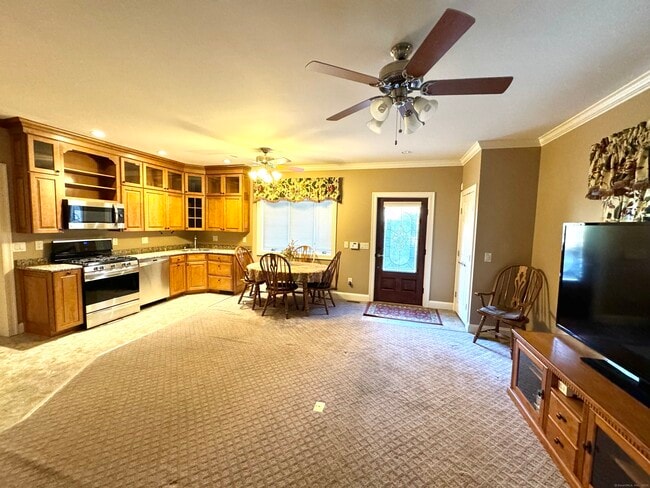 96 Valley Stream Ln in Southbury, CT - Building Photo - Building Photo