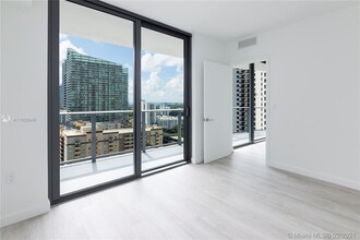 45 SW 9th St, Unit 2808 in Miami, FL - Foto de edificio - Building Photo