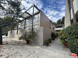 833 Moraga Dr in Los Angeles, CA - Building Photo