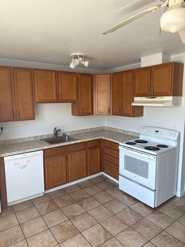 1612 Sycamore Dr in Antioch, CA - Building Photo - Building Photo