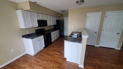 914 Kramer Ct in Junction City, KS - Building Photo - Building Photo