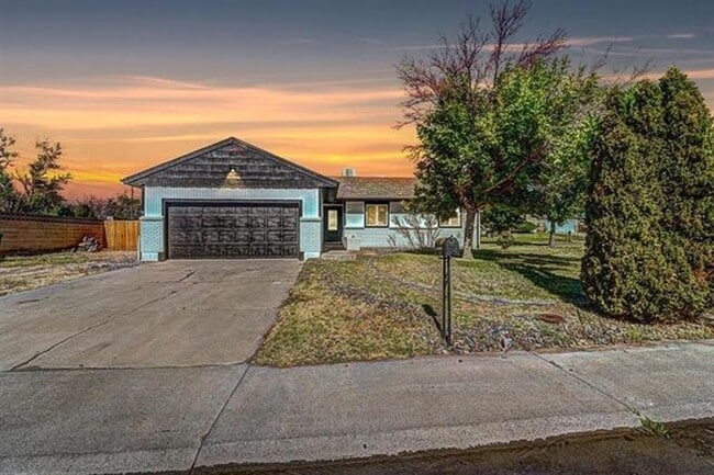 property at 601 W Indian Creek Dr