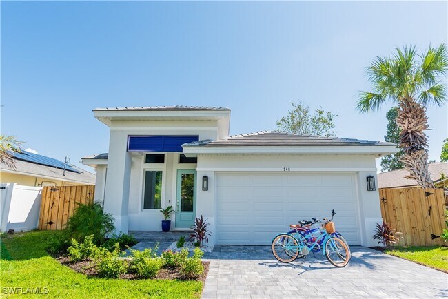 548 101st Ave N in Naples, FL - Foto de edificio - Building Photo