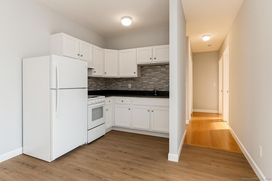 1057 E Main St, Unit 3 in Bridgeport, CT - Building Photo