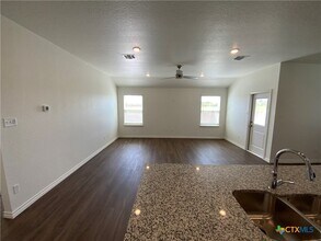 212 Hemp Hl in Jarrell, TX - Foto de edificio - Building Photo
