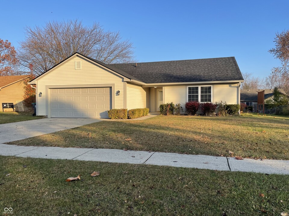 978 Spring Meadow Dr in Greenwood, IN - Building Photo