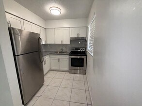 497 NW 40 Ct Oakland Park, FL 33309 in Oakland Park, FL - Building Photo - Building Photo