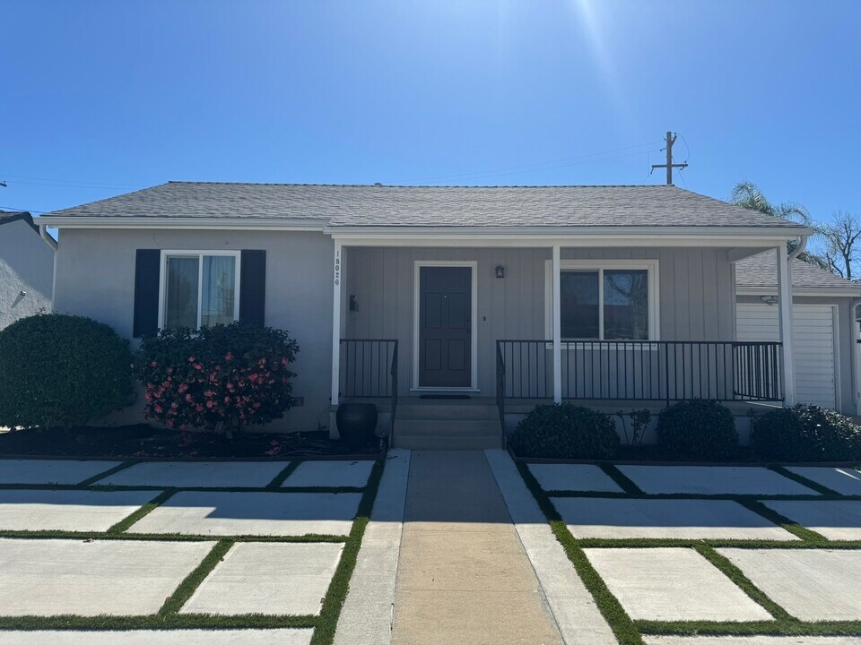 18026 Bullock St in Encino, CA - Building Photo