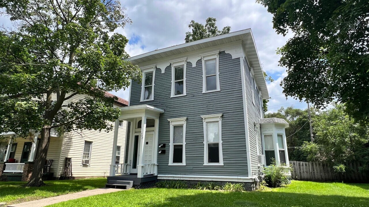 732 Fairview Ave NE in Grand Rapids, MI - Building Photo