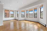 74 Kent St, Unit C8 in Brookline, MA - Foto de edificio - Building Photo