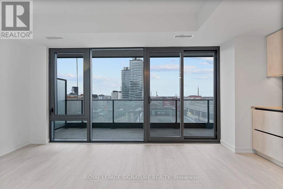 35 Parliament St in Toronto, ON - Building Photo