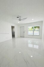 1675 NE 45th St in Oakland Park, FL - Building Photo - Building Photo
