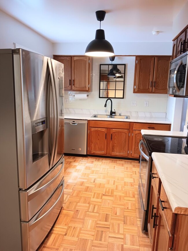 1229 Lyndale Dr in Charleston, WV - Foto de edificio - Building Photo