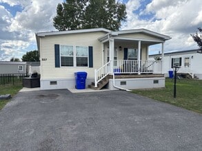 827 Willowbrook Dr in Lockport, NY - Building Photo - Building Photo
