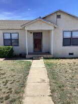 1609 S Avenue C in Portales, NM - Building Photo