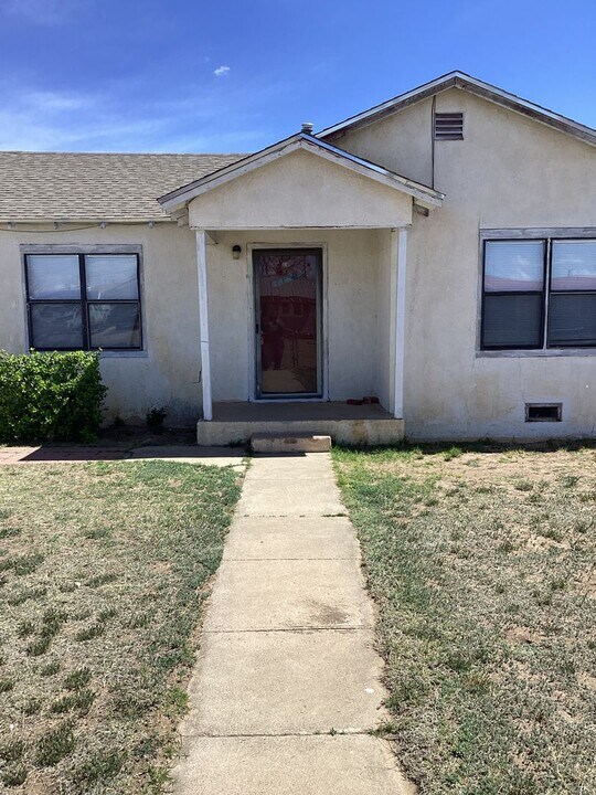 1609 S Avenue C in Portales, NM - Building Photo