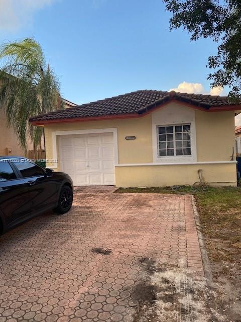 7905 NW 194th St in Hialeah, FL - Foto de edificio