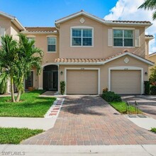 2728 Blossom Wy in Naples, FL - Foto de edificio - Building Photo