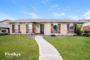 1835 Tree Line Dr in Carrollton, TX - Building Photo