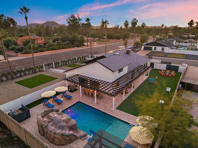 12201 N 58th Way in Scottsdale, AZ - Foto de edificio - Building Photo