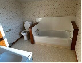 529 E Wood St in Lowellville, OH - Building Photo - Building Photo