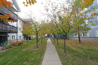 Cross Creek in Urbandale, IA - Foto de edificio - Building Photo