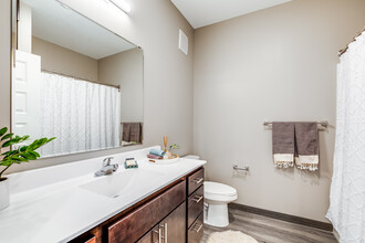 Golden Aspen Flats in Coon Rapids, MN - Foto de edificio - Interior Photo