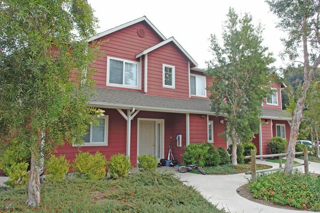 Pismo Station Apartments in San Luis Obispo, CA - Foto de edificio - Building Photo