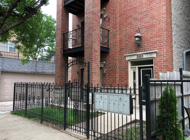 2113 W Gladys Ave in Chicago, IL - Building Photo