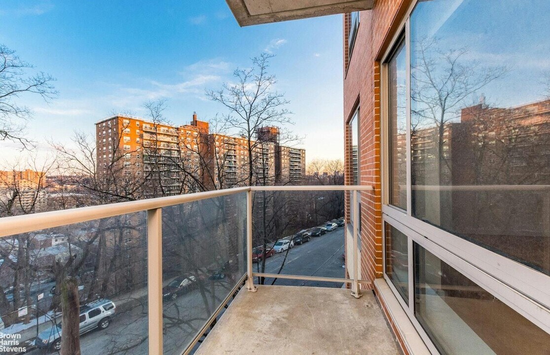 3585 Greystone Ave in Bronx, NY - Building Photo