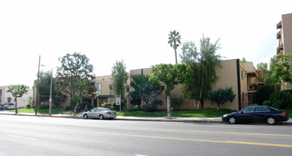 Encino Stardust Apartments in Encino, CA - Building Photo - Building Photo