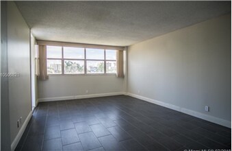 100 Golden Isles Dr-Unit -301 in Hallandale Beach, FL - Building Photo - Building Photo