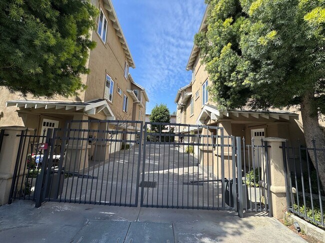 4365 Troost Ave in Los Angeles, CA - Building Photo - Building Photo