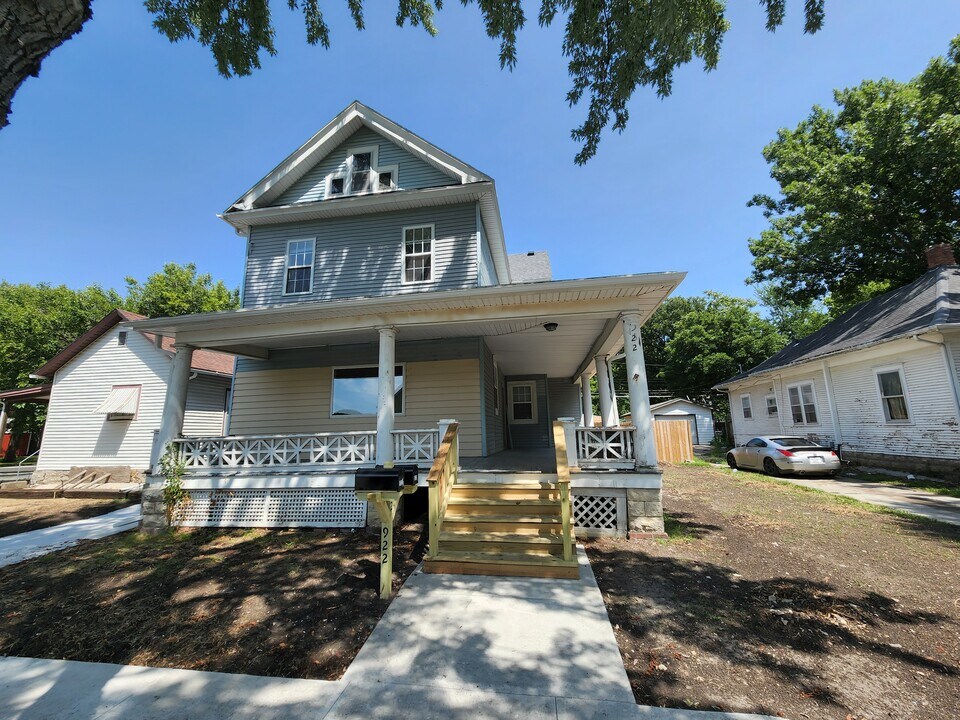 922 Mechanic St, Unit 2 in Emporia, KS - Building Photo