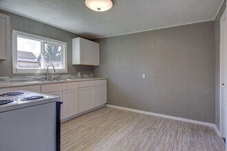 1339 NE Logan St in McMinnville, OR - Building Photo - Building Photo